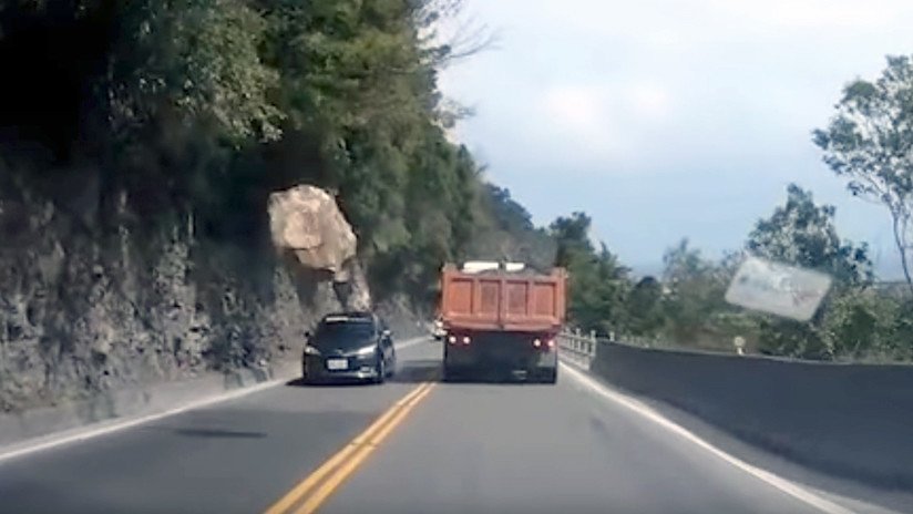 VIDEO: Una roca gigante cae a escasos centímetros de un coche en plena ruta