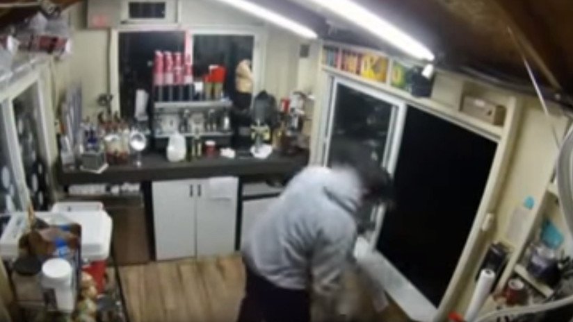 VIDEO: Se cuela por una ventana y trata de violar a una barista en bikini