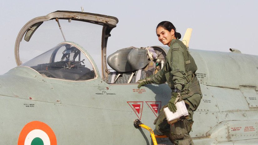 Fotos: La primera piloto de caza de India realiza un vuelo histórico 