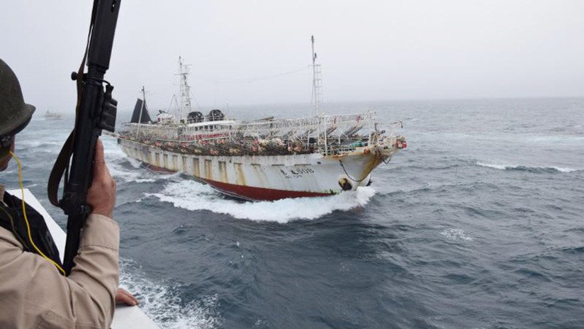 Video: Un barco chino pesca ilegalmente en Argentina y los guardacostas abren fuego