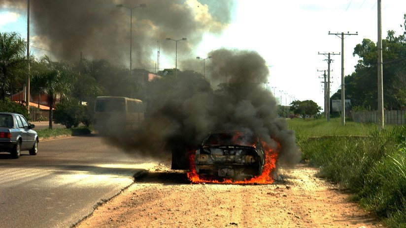 Por los pelos: escapa de su coche poco antes de que este sea consumido por las llamas (FOTOS)