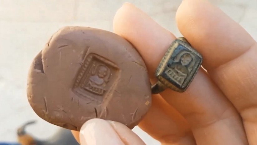 FOTO Y VIDEO: Jardinero israelí halla anillo de 700 años de antigüedad con la imagen de San Nicolás