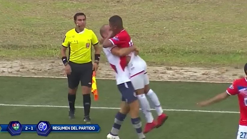 VIDEO: Dos jugadores rivales del fútbol peruano 'se besan' durante una pelea en pleno partido