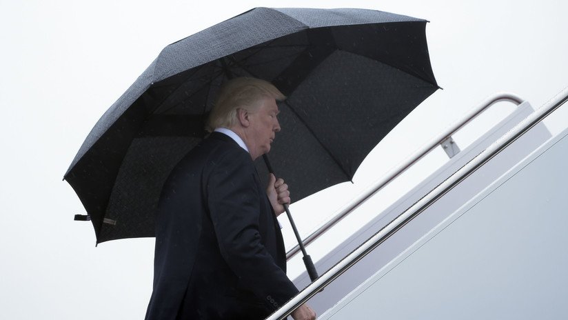 VIDEO: Trump, solo bajo un gran paraguas, deja a su mujer e hijo expuestos a la lluvia