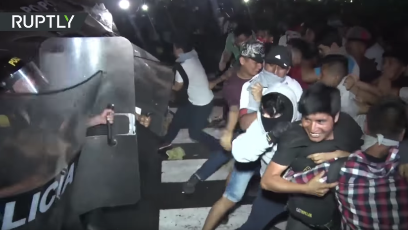 VIDEO: La Policía usa porras para dispersar una protesta estudiantil en Lima