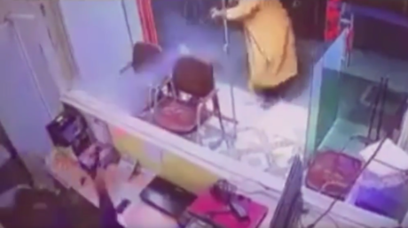 VIDEO: Su rápida reacción en medio de un tirotero lo salva de ser baleado