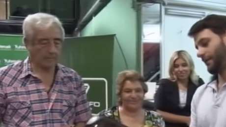 Premian a la abuela motociclista que se hizo viral en la Red por usar el casco al revés