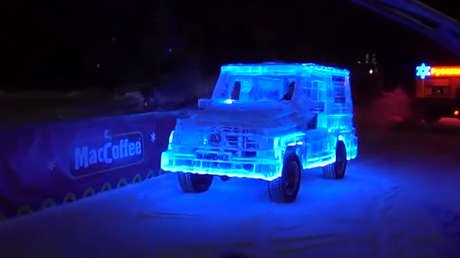 VIDEO: Este 'Mercedes' hecho 'a lo ruso' con 5 toneladas de hielo es completamente funcional