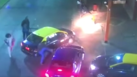 VIDEO: Dos taxistas chilenos agreden brutalmente a un conductor de Uber