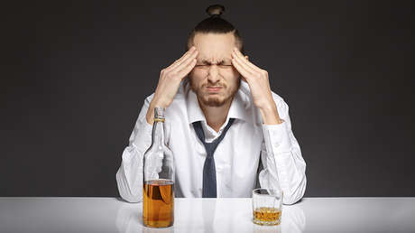 Consumir alcohol en exceso aumenta el riesgo de padecer demencia temprana
