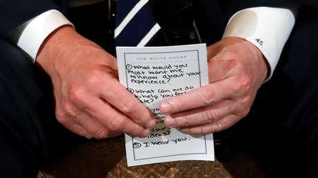 Captan las notas de Trump para empatizar con las víctimas de la masacre en Florida