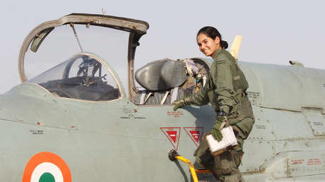 Fotos: La primera piloto de caza de India realiza un vuelo histórico
