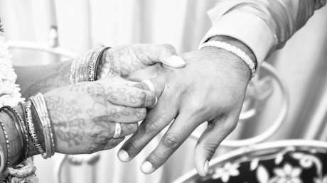 India: Un hombre recién casado muere y su esposa resulta herida al explotar un regalo de su boda
