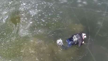 El dramático momento en que un hombre se hunde en un lago helado en su motonieve (VIDEO)