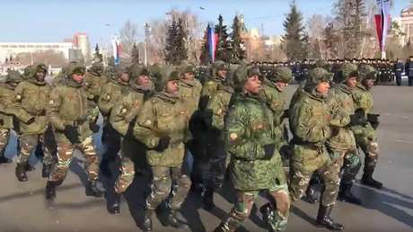 VIDEO: Soldados angoleños danzan en una ciudad siberiana a 14 grados bajo cero
