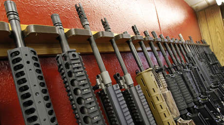 ¿'Varas de hierro'? Iglesia en EE.UU. bendice a portadores del arma usada en la masacre de Florida