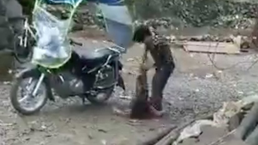 VIDEO BRUTAL: Hombre ata de una pierna a su hija para luego arrastrarla con una motoneta