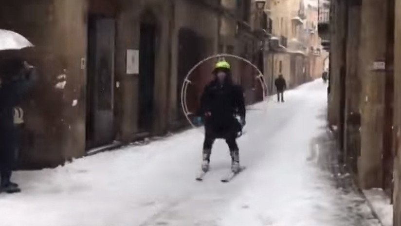 VIDEO: Un esquiador 'autopropulsado' surca las calles de España con una hélice en la espalda