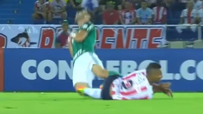 VIDEO: Un jugador de Junior lanza una salvaje patada voladora contra un rival de Palmeiras