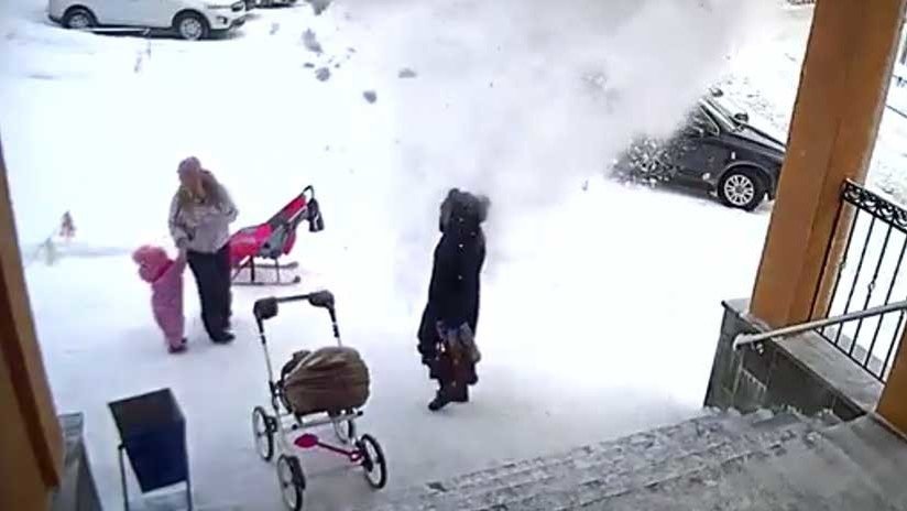 VIDEO: El momento en que una niña salva a su madre de la caída de una enorme masa de nieve 