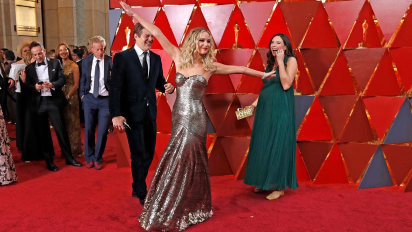 FOTOS: El extraño comportamiento de Jennifer Lawrence, centro de las miradas en los Óscar