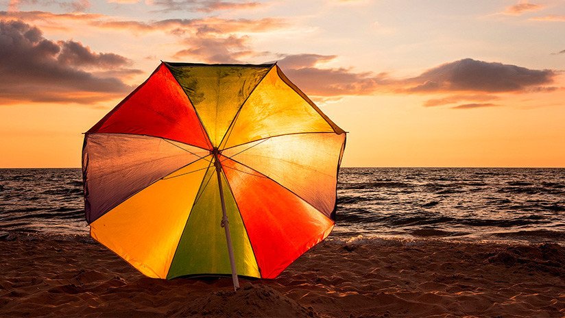 Sentimental superstición emprender Una mujer muere ensartada por una sombrilla de playa arrastrada por el  viento - RT