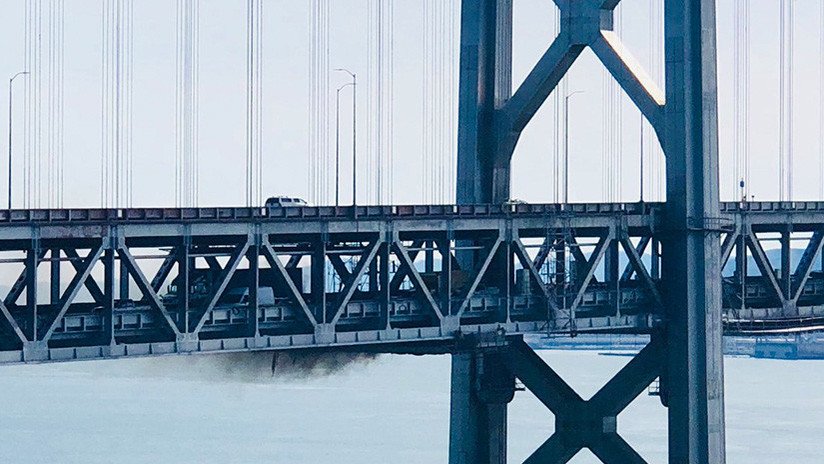FOTOS: Un incendio debajo de un puente en San Francisco interrumpe el tráfico