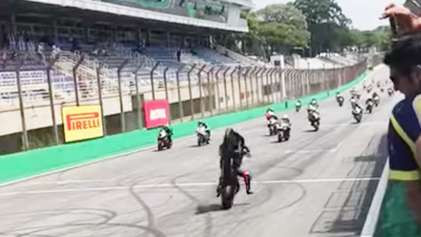 VIDEO: Escalofriante accidente de moto está a punto de terminar con un motociclista brasileño