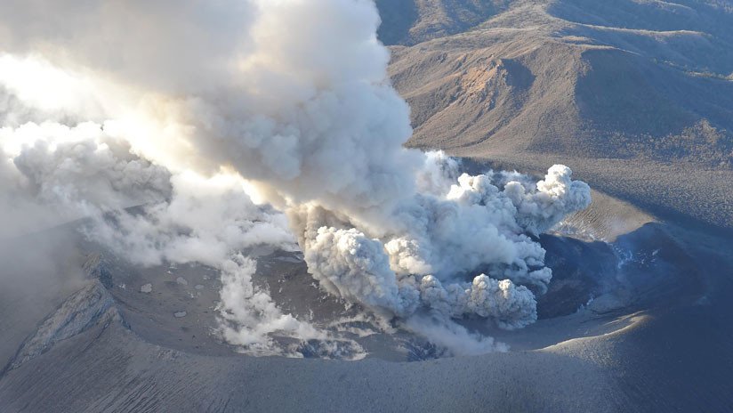 Japón: Un volcán exhala una columna de ceniza que se eleva 4 kilómetros (FOTOS)