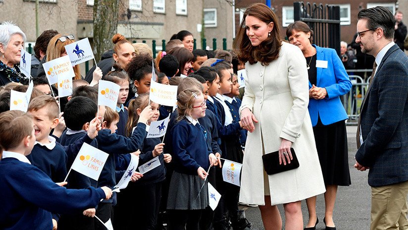 FOTO: ¿Adivinas qué hay de raro en los dedos de Kate Middleton?