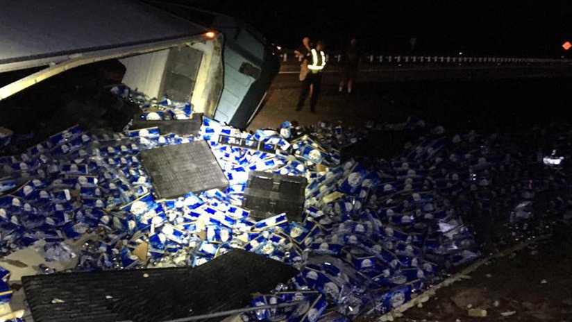 FOTOS: Un conductor de camión derrama 60.000 botellas de cerveza en Florida