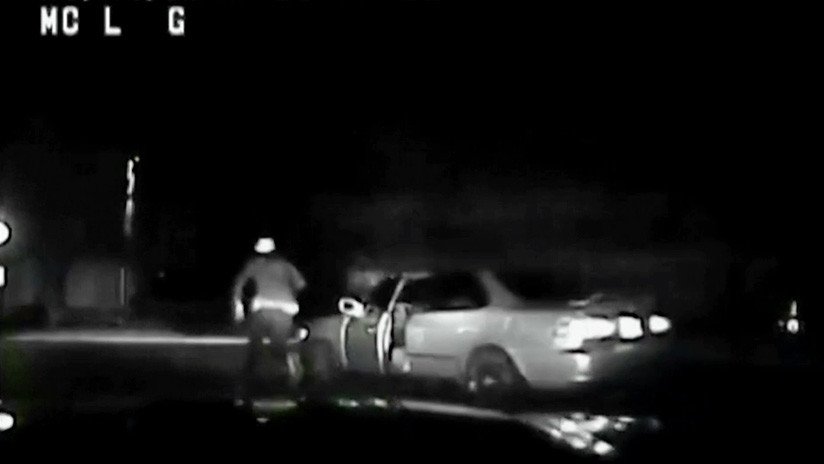 VIDEO: Un conductor ebrio se 'autoatropella' mientras escapa de la Policía