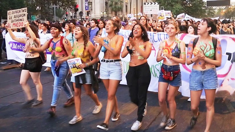 VIDEO: Mujeres semidesnudas marchan en Chile contra el feminicidio