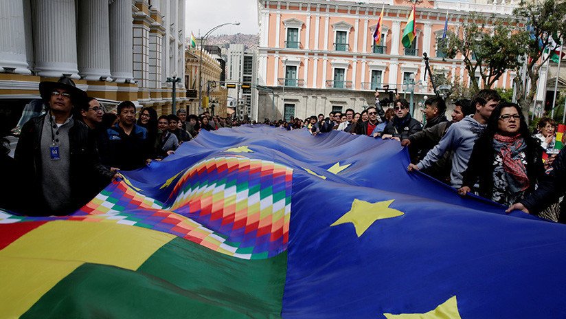 Bolivia despliega una bandera de 200 kilómetros para apoyar su campaña #MarParaBolivia