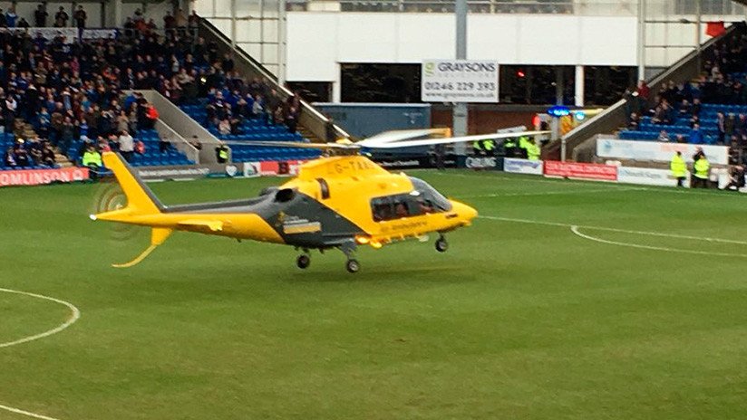 FOTOS, VIDEO: Un helicóptero aterriza en medio de un partido de fútbol para atender a un hincha