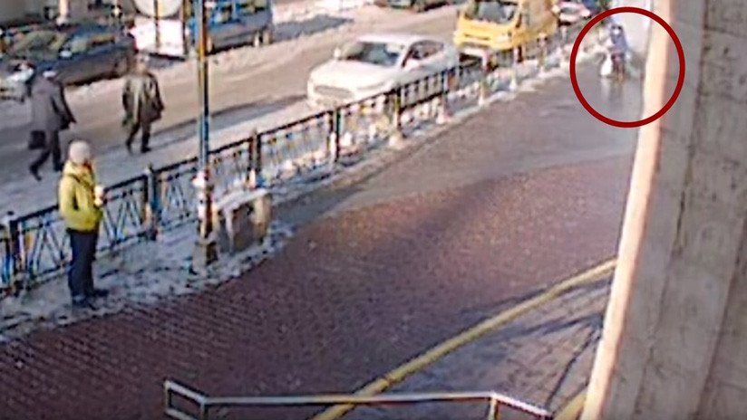 Ataque de celos brutal: Un joven acuchilla a su pareja en plena calle (VIDEO +18)