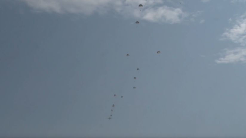 VIDEO: Militares peruanos efectúan una demostración saltando en masa con paracaídas 