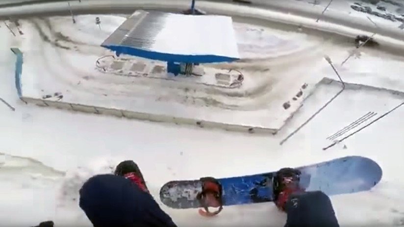VIDEO: Un 'snowboarder' ruso evita despeñarse de milagro
