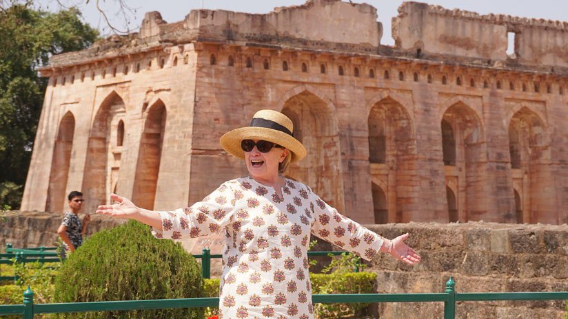 VIDEO: Hillary Clinton resbala dos veces durante su visita a la India