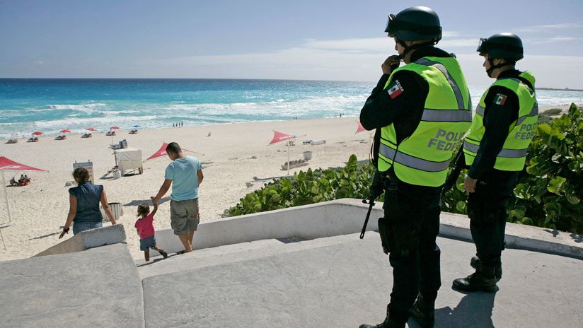 México: Suspenden a tres policías por tomarse fotografías con turistas en Cancún 