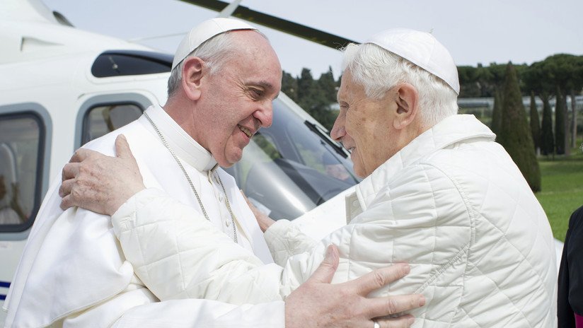 "¿Qué esconde?": Critican al Vaticano por censurar la carta de Benedicto XVI sobre Francisco