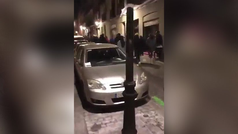 VIDEO: Manifestantes destrozan vehículos en Madrid en protesta por la muerte de un senegalés