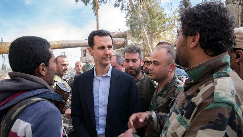 VIDEO, FOTOS: Assad visita a los militares en "la línea de fuego" en Guta Oriental