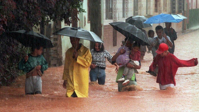 Horripilante video: Mujer queda atrapada en su auto inundado durante una tempestad en Brasil