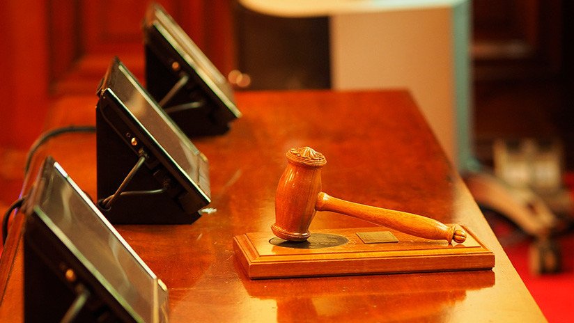 Una jueza encerrada utiliza un banquillo como ariete para escapar de la sala de un tribunal