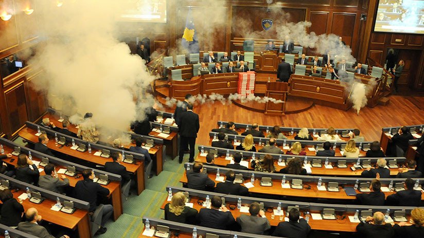 VIDEO: Diputados opositores lanzan bombas lacrimógenas en el Parlamento de Kosovo