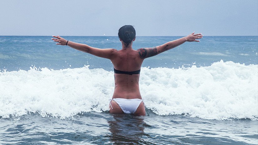 VIDEO: Posa en bikini para una foto y es arrastrada al mar por una ola gigante