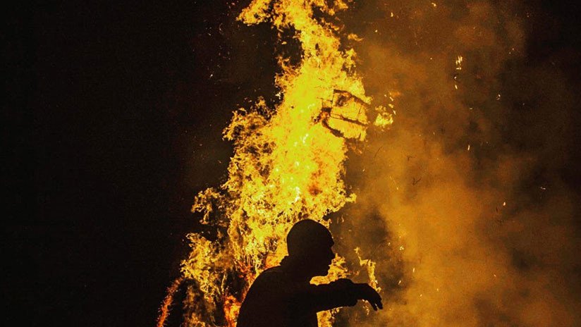 FOTO: Joven desesperado se prende en llamas al no recibir asilo en Grecia