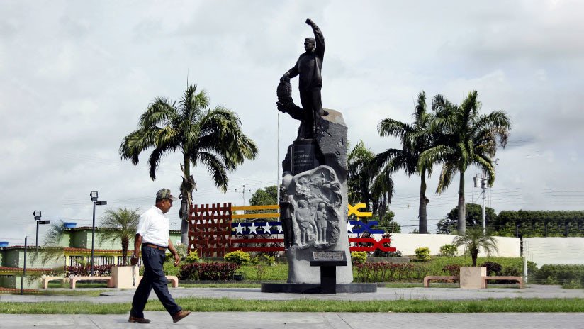 FOTOS: Vandalizan con piedras y bombas incendiarias estatua de Hugo Chávez en su ciudad natal
