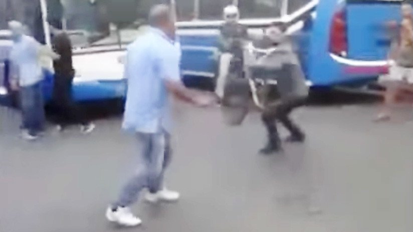 VIDEO: Discusión entre conductores de autobuses y ciclistas termina en una brutal pelea en Argentina